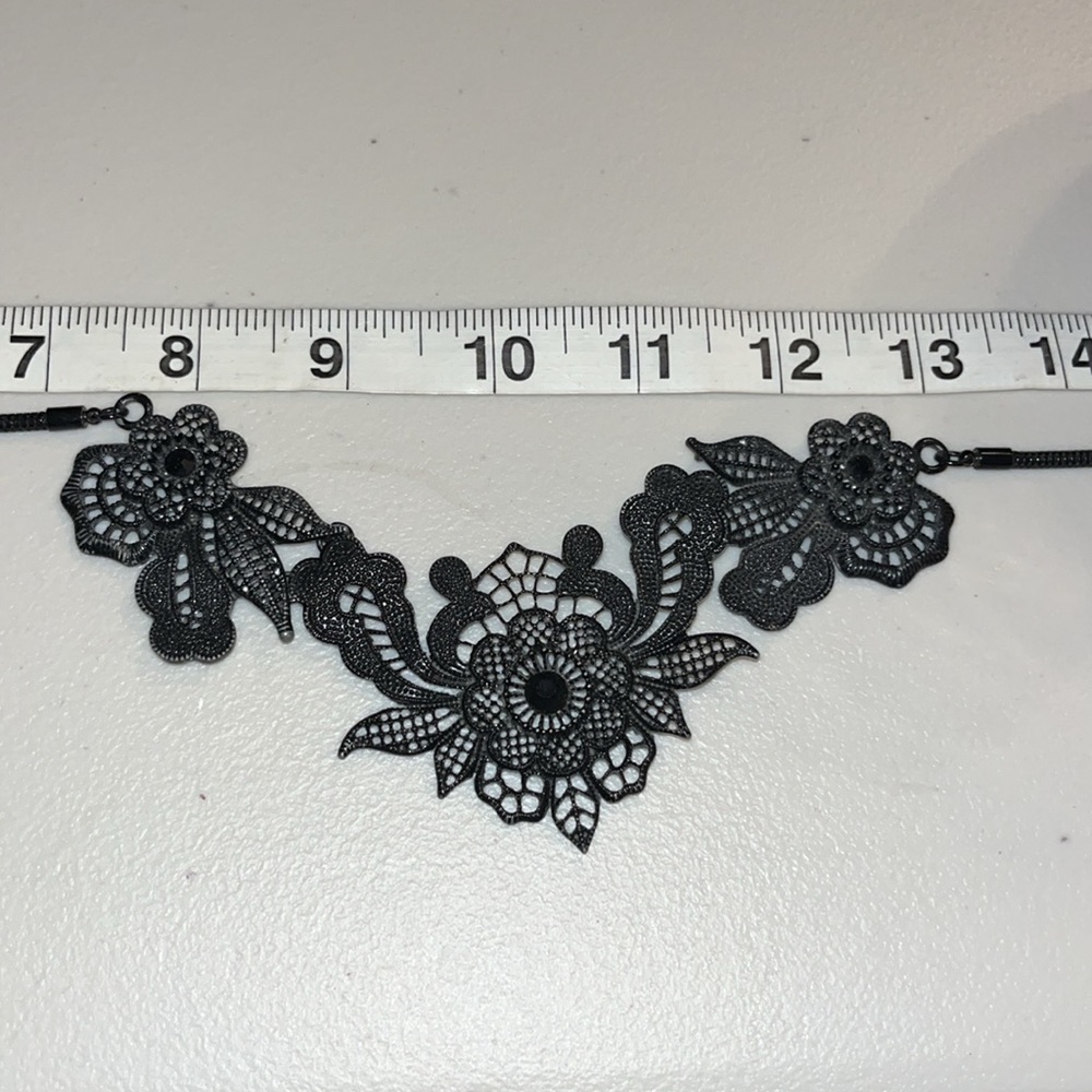 Black lace floral necklace - Picture 10 of 13